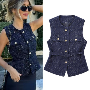 colete feminino de linho, colete feminino elegante, colete feminino sofisticado, colete feminino casual chic, colete feminino para escritório, colete feminino moderno, colete feminino com abotoamento frontal, colete feminino para dias quentes, colete feminino versátil