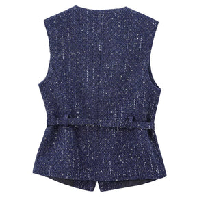 colete feminino de linho, colete feminino elegante, colete feminino sofisticado, colete feminino casual chic, colete feminino para escritório, colete feminino moderno, colete feminino com abotoamento frontal, colete feminino para dias quentes, colete feminino versátil