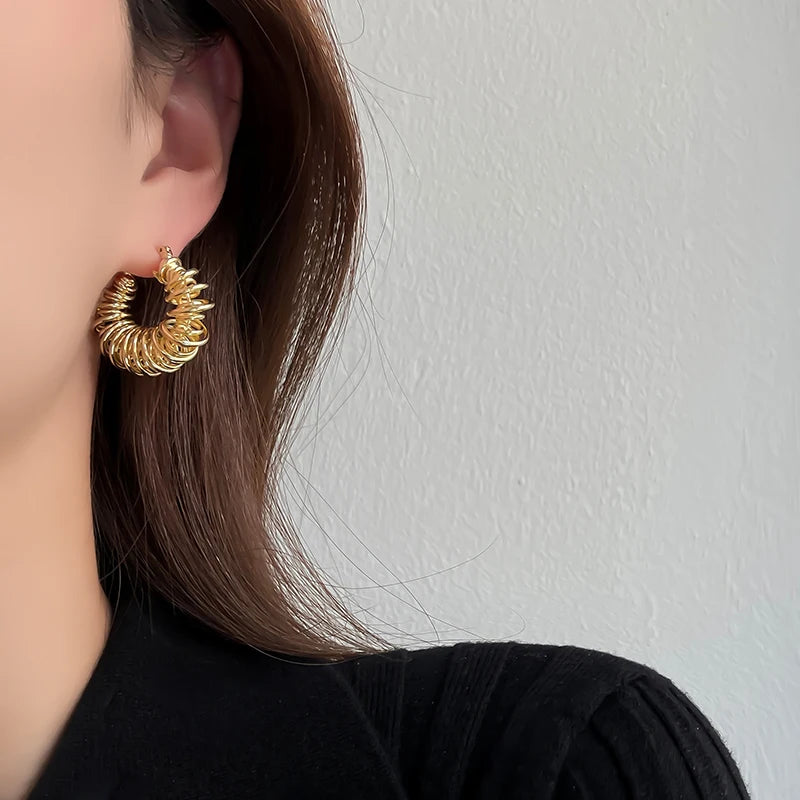 brincos com espiral da primavera, brincos femininos dourados, brincos geométricos femininos, brincos de argola com pendente, brincos femininos sofisticados, brincos de cobre dourado, brincos femininos modernos, brincos de festa dourados, brincos femininos tendência, brincos fashion feminino