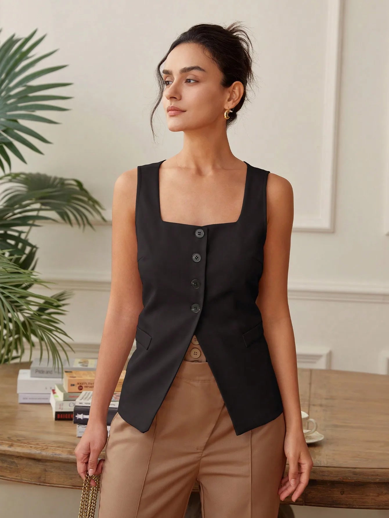 colete feminino de linho, colete feminino elegante, colete feminino sofisticado, colete feminino casual chic, colete feminino para escritório, colete feminino com bolsos, colete feminino moderno, colete feminino com abotoamento frontal, colete feminino para dias quentes, colete feminino versátil