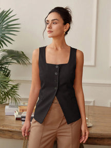 colete feminino de linho, colete feminino elegante, colete feminino sofisticado, colete feminino casual chic, colete feminino para escritório, colete feminino com bolsos, colete feminino moderno, colete feminino com abotoamento frontal, colete feminino para dias quentes, colete feminino versátil