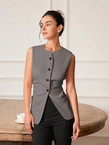 colete feminino de linho, colete feminino elegante, colete feminino sofisticado, colete feminino casual chic, colete feminino para escritório, colete feminino moderno, colete feminino com abotoamento frontal, colete feminino para dias quentes, colete feminino versátil