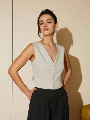 colete feminino de linho, colete feminino elegante, colete feminino sofisticado, colete feminino casual chic, colete feminino para escritório, colete feminino moderno, colete feminino com abotoamento frontal, colete feminino para dias quentes, colete feminino versátil