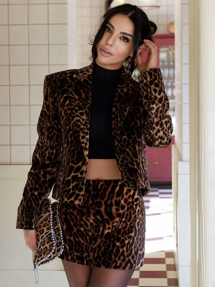 conjunto feminino veludo, conjunto blazer e saia, conjunto feminino elegante, conjunto com estampa animal print, conjunto feminino sofisticado, conjunto de veludo versazzi, blazer feminino de veludo, saia feminina de veludo, conjunto feminino fashion, look feminino ousado e moderno
