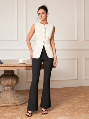 colete feminino de linho, colete feminino elegante, colete feminino sofisticado, colete feminino casual chic, colete feminino para escritório, colete feminino moderno, colete feminino com abotoamento frontal, colete feminino para dias quentes, colete feminino versátil