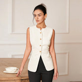 colete feminino de linho, colete feminino elegante, colete feminino sofisticado, colete feminino casual chic, colete feminino para escritório, colete feminino moderno, colete feminino com abotoamento frontal, colete feminino para dias quentes, colete feminino versátil