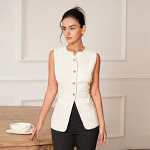 colete feminino de linho, colete feminino elegante, colete feminino sofisticado, colete feminino casual chic, colete feminino para escritório, colete feminino moderno, colete feminino com abotoamento frontal, colete feminino para dias quentes, colete feminino versátil