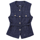 colete feminino de linho, colete feminino elegante, colete feminino sofisticado, colete feminino casual chic, colete feminino para escritório, colete feminino moderno, colete feminino com abotoamento frontal, colete feminino para dias quentes, colete feminino versátil