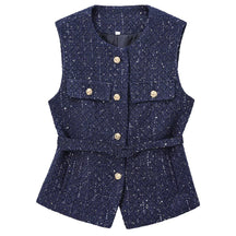 colete feminino de linho, colete feminino elegante, colete feminino sofisticado, colete feminino casual chic, colete feminino para escritório, colete feminino moderno, colete feminino com abotoamento frontal, colete feminino para dias quentes, colete feminino versátil