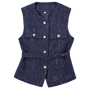 colete feminino de linho, colete feminino elegante, colete feminino sofisticado, colete feminino casual chic, colete feminino para escritório, colete feminino moderno, colete feminino com abotoamento frontal, colete feminino para dias quentes, colete feminino versátil