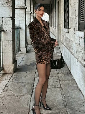 conjunto feminino veludo, conjunto blazer e saia, conjunto feminino elegante, conjunto com estampa animal print, conjunto feminino sofisticado, conjunto de veludo versazzi, blazer feminino de veludo, saia feminina de veludo, conjunto feminino fashion, look feminino ousado e moderno