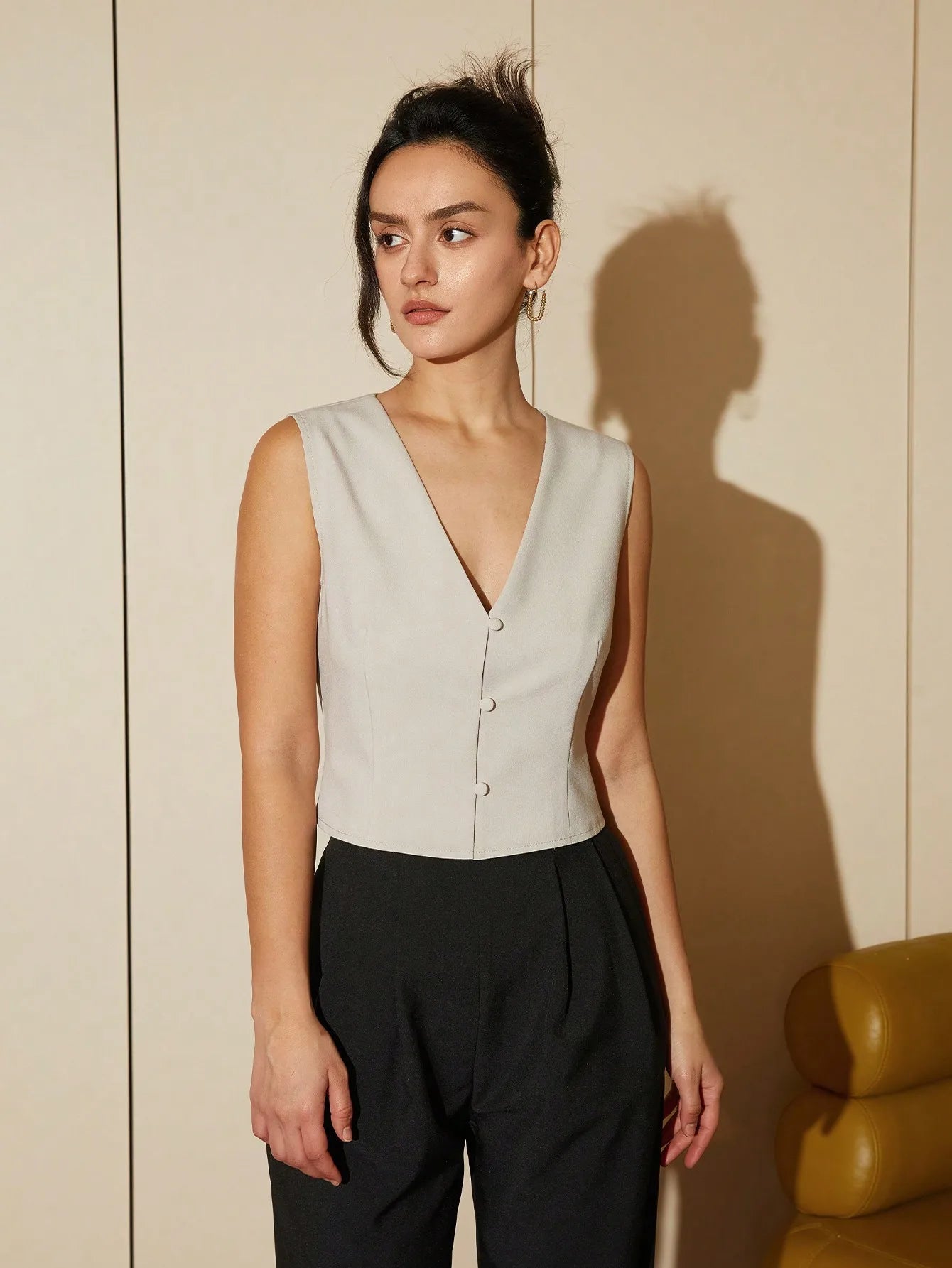 colete feminino de linho, colete feminino elegante, colete feminino sofisticado, colete feminino casual chic, colete feminino para escritório, colete feminino moderno, colete feminino com abotoamento frontal, colete feminino para dias quentes, colete feminino versátil