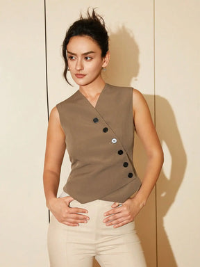 colete feminino de linho, colete feminino elegante, colete feminino sofisticado, colete feminino casual chic, colete feminino para escritório, colete feminino moderno, colete feminino com abotoamento frontal, colete feminino para dias quentes, colete feminino versátil