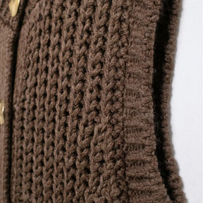 colete de tricô bustier, colete feminino estilo bustier, colete feminino slim fit, colete feminino elegante, colete feminino curto, colete feminino com abotoamento frontal, colete feminino confortável, colete feminino sofisticado, colete feminino moderno, colete feminino para outono inverno